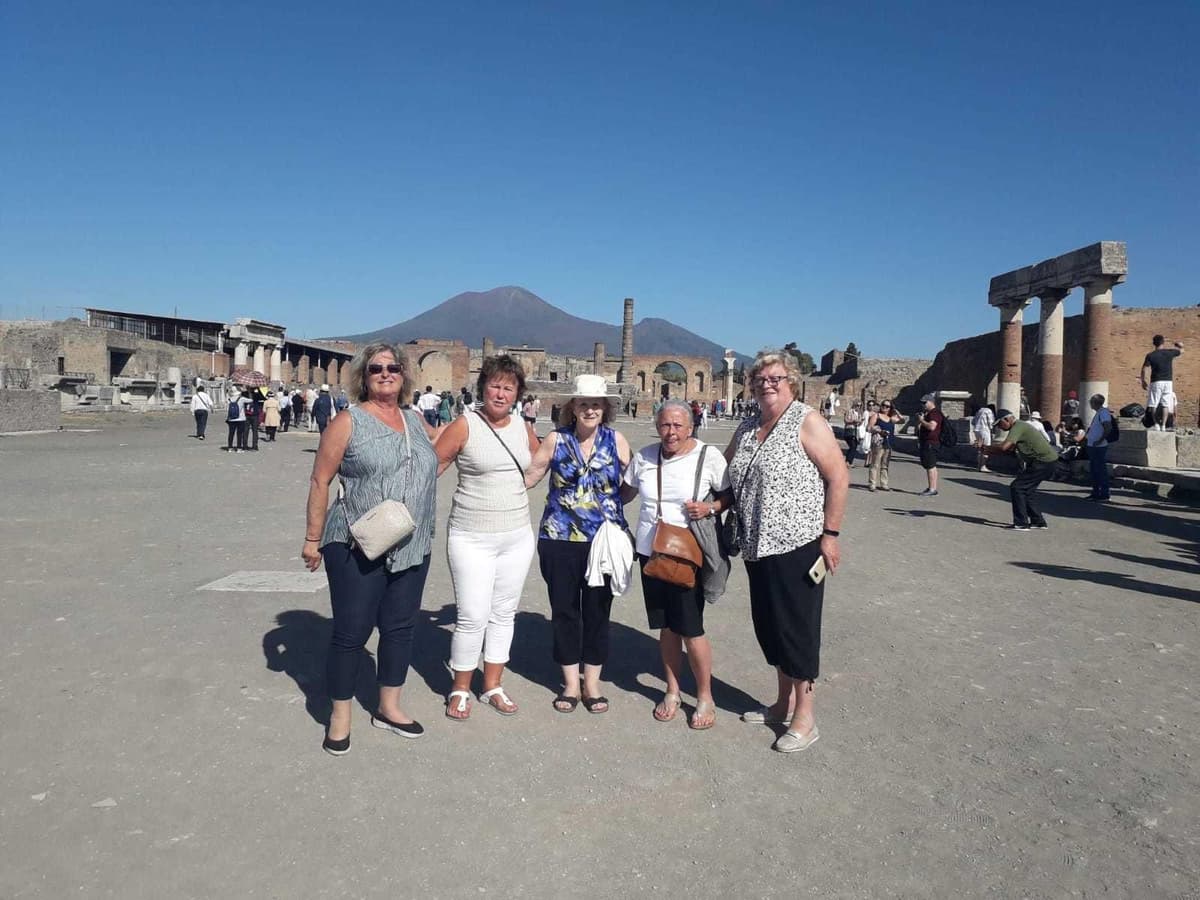 Desde Roma: Ruinas de Pompeya y Monte Vesubio con almuerzo y vino