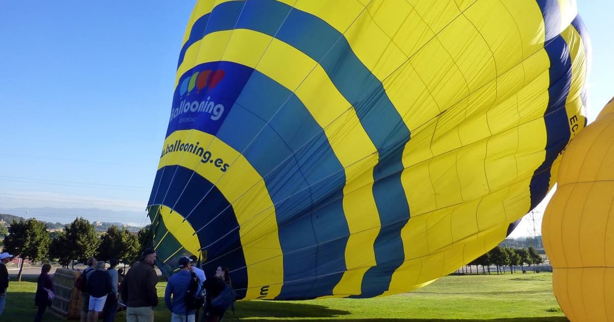 Barcelona: Viaje en globo aerostático con transporte opcional