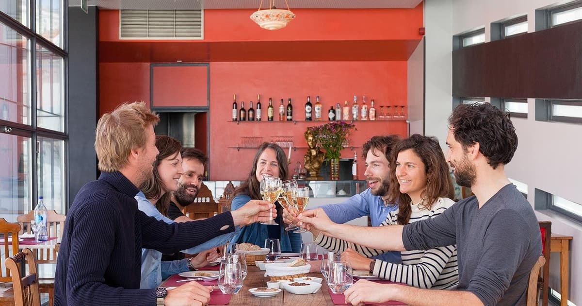 Lisbon : Food Tour & Fado Show Experience