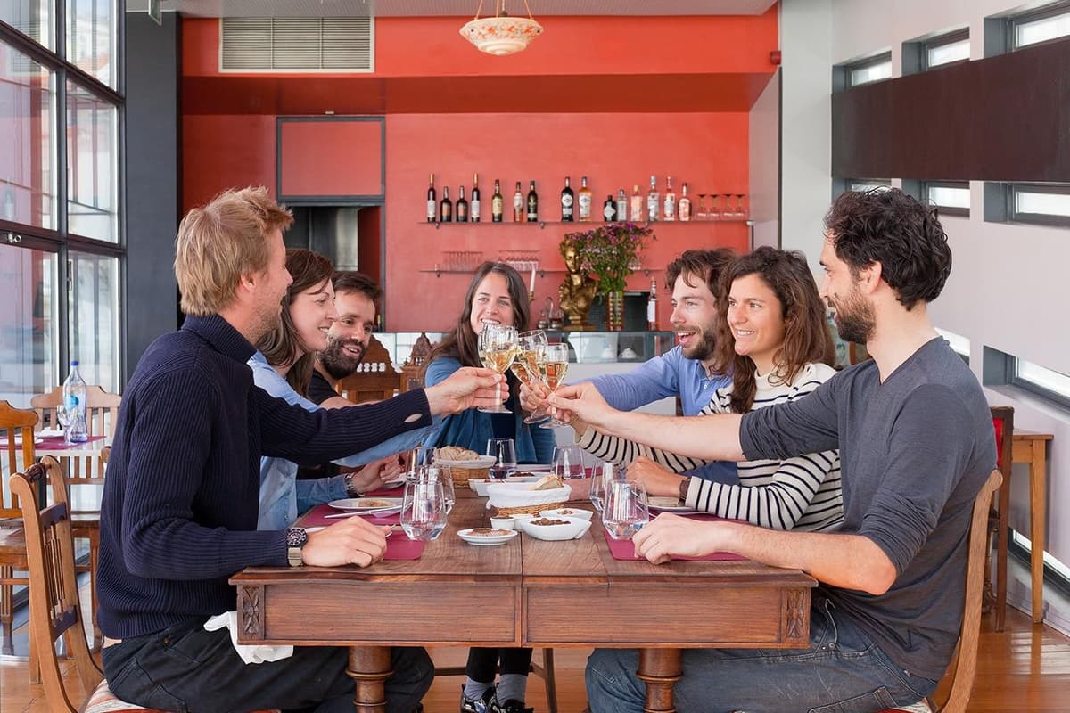 Lisbon : Food Tour & Fado Show Experience