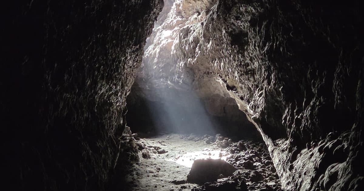 Volcanic caving Cueva de Las Palomas (ES-EN) LA PALMA