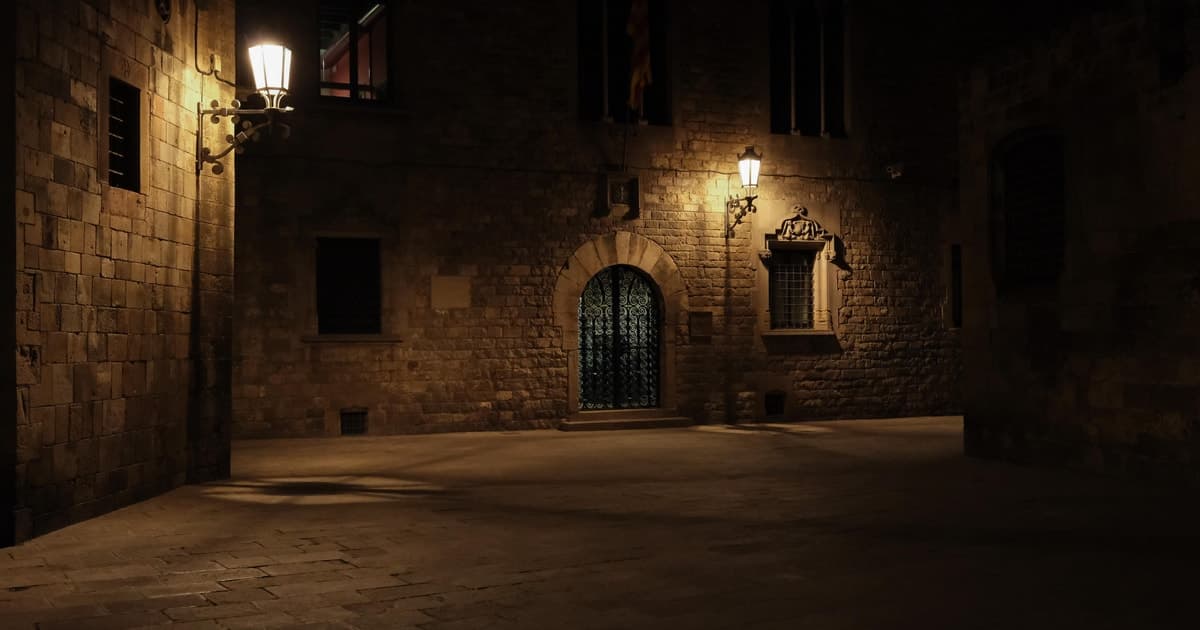 Night Walk Barcelona: Ghosts and Legends of Gothic Quarter