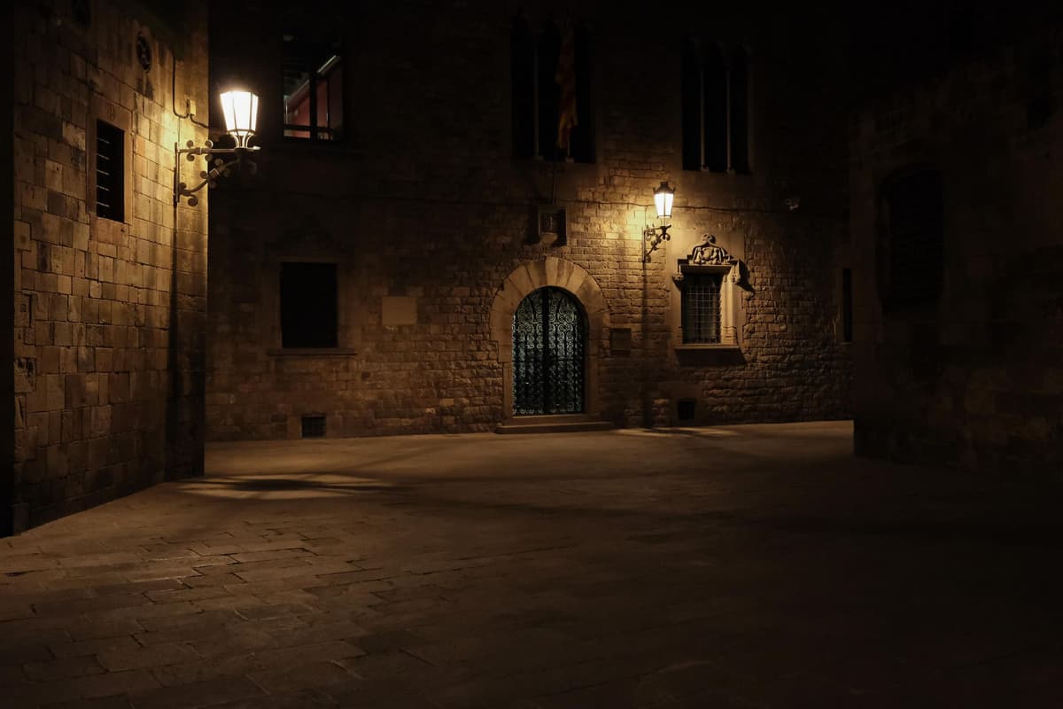 Night Walk Barcelona: Ghosts and Legends of Gothic Quarter