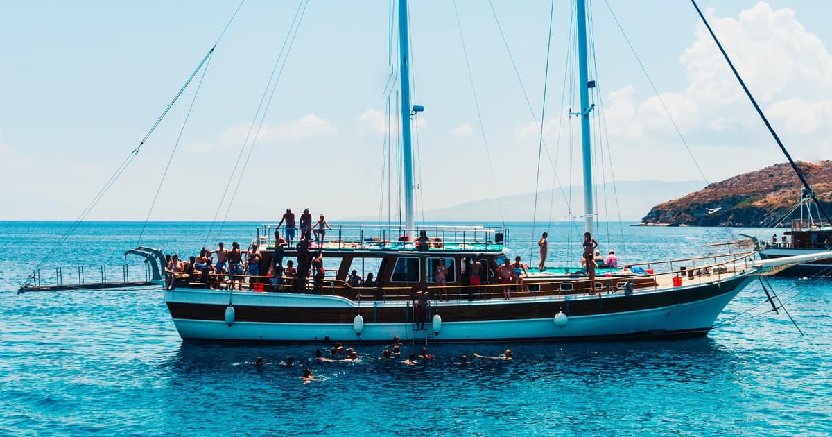 Atenas: Crucero por las islas con almuerzo y billete de autobús turístico con paradas libres
