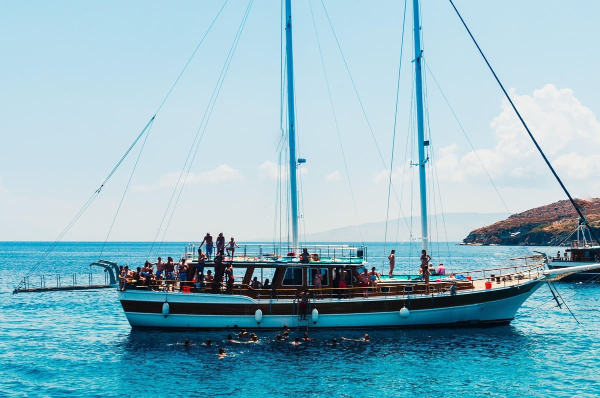 Atenas: Crucero por las islas con almuerzo y billete de autobús turístico con paradas libres