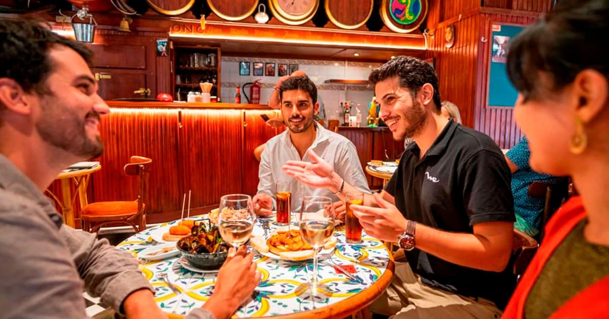 Barcelona: tapas y vino privados con espectáculo de flamenco en el casco antiguo