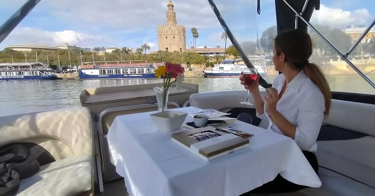 Sevilla: tour en barco exclusivo con tapas