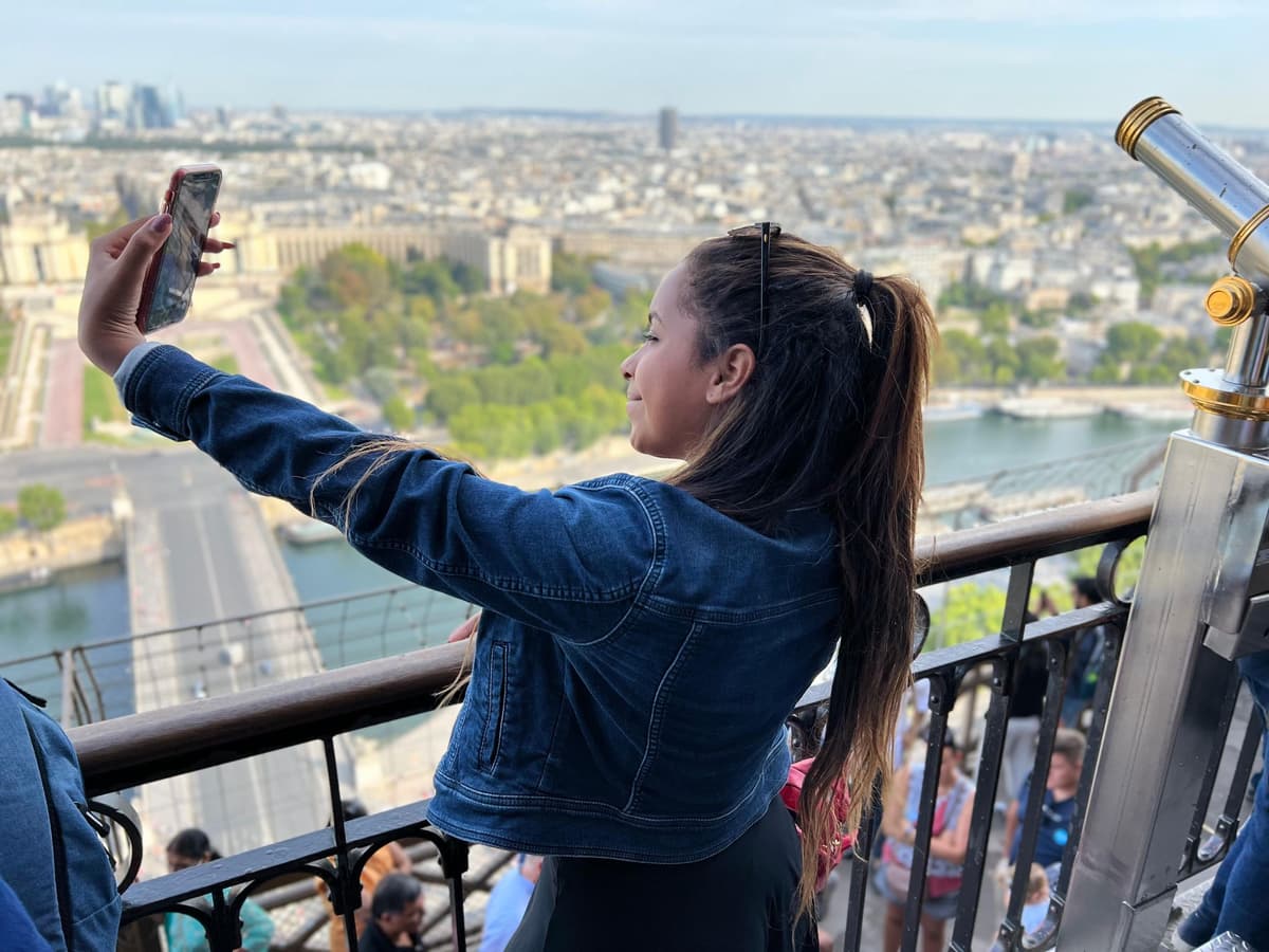 Paris: Eiffel Tower Tour with Optional Seine River Cruise