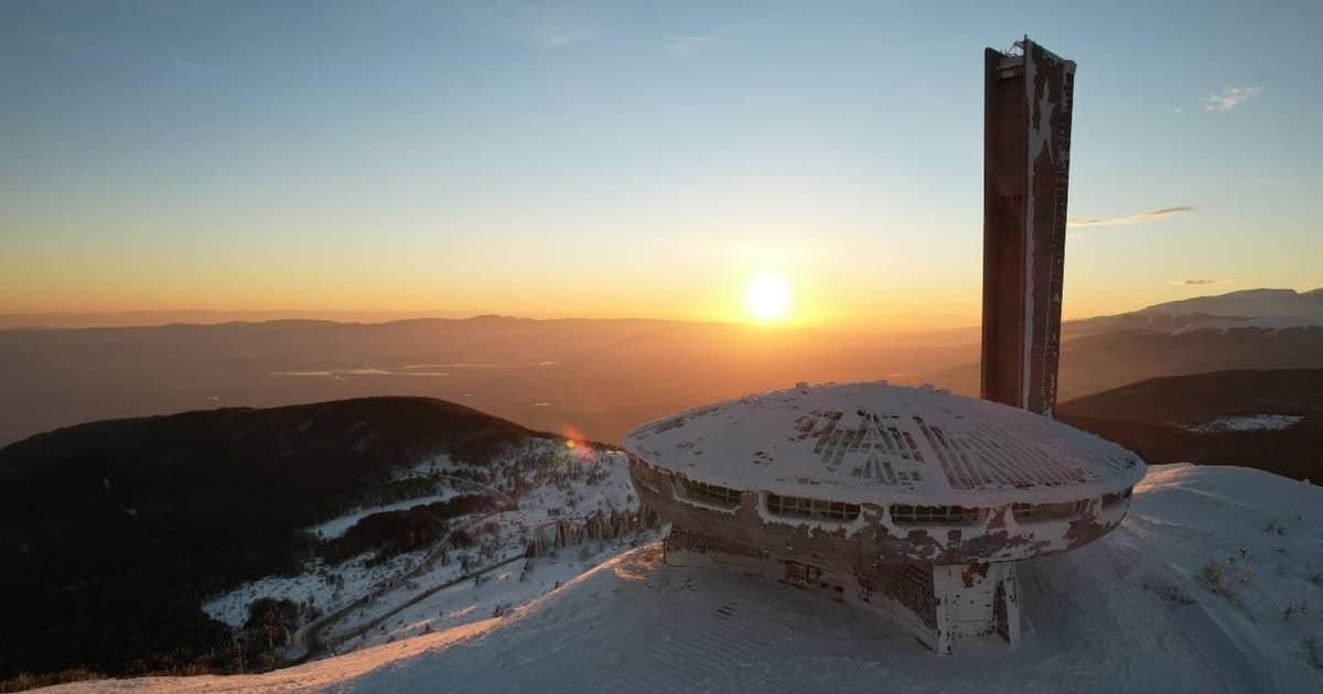 Desde Sofía: Excursión de un día al Valle de las Rosas y al monumento de Buzludzha