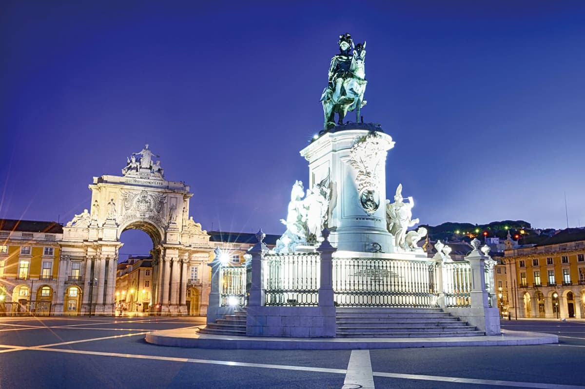 Lisbon: Fado Night Tour Dinner & Show