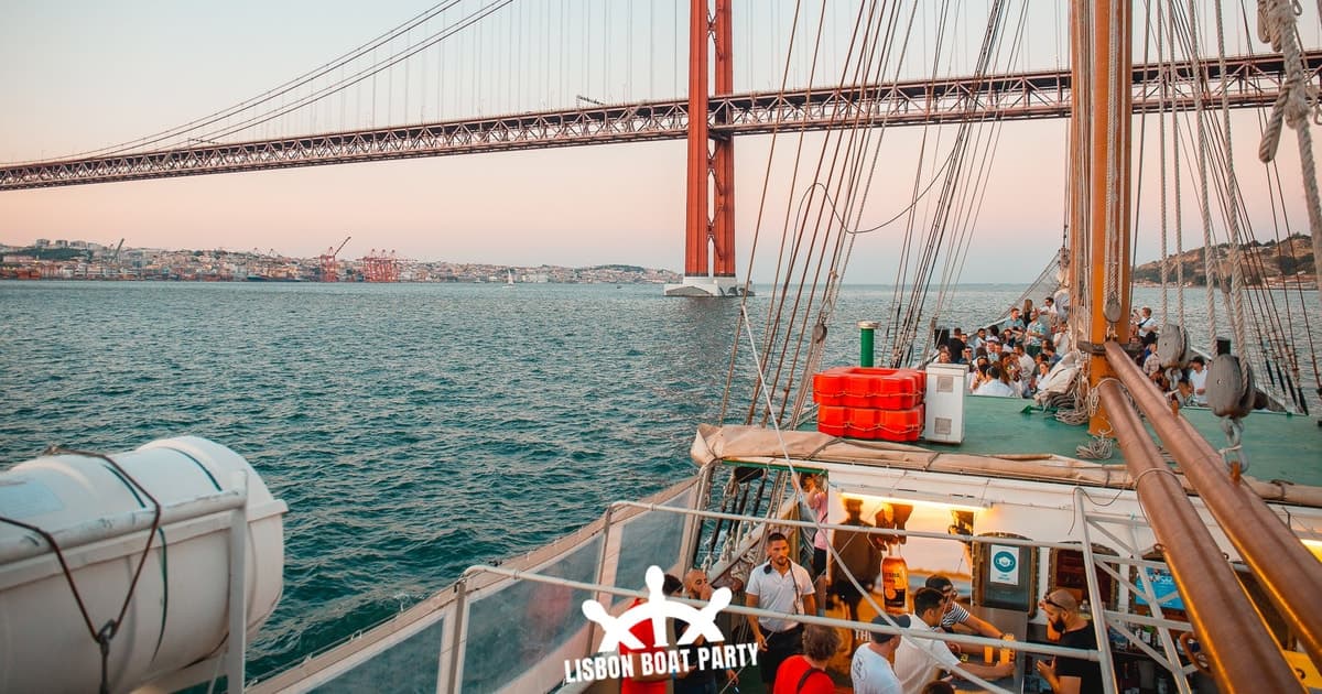 Lisbon: Sunset Boat Party with 2 Drinks and Free Club Entry