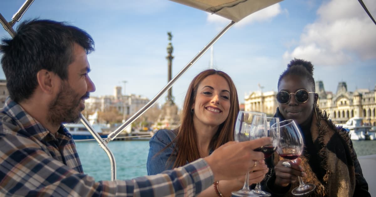 Barcelona: Cata de Vinos en Bodega Submarina y Excursión en Velero