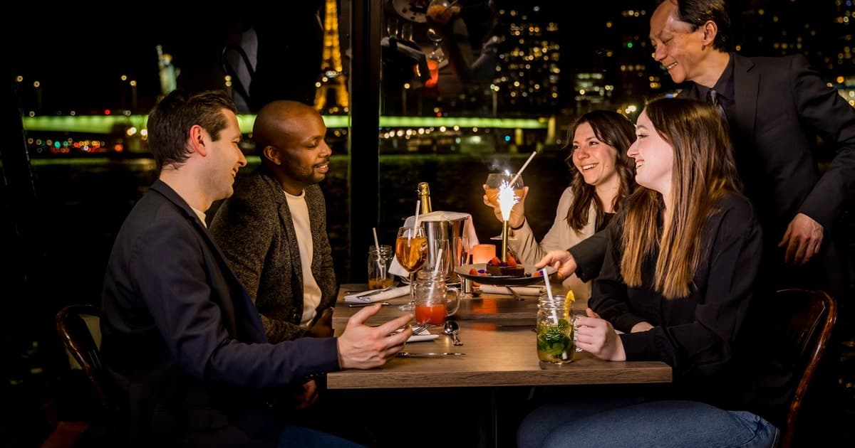 París: paseo en barco con cena, champán y música en vivo por el Sena
