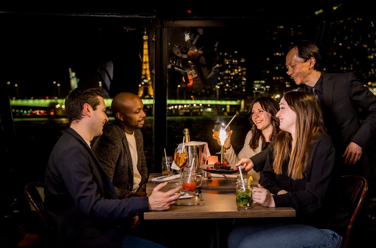París: paseo en barco con cena, champán y música en vivo por el Sena