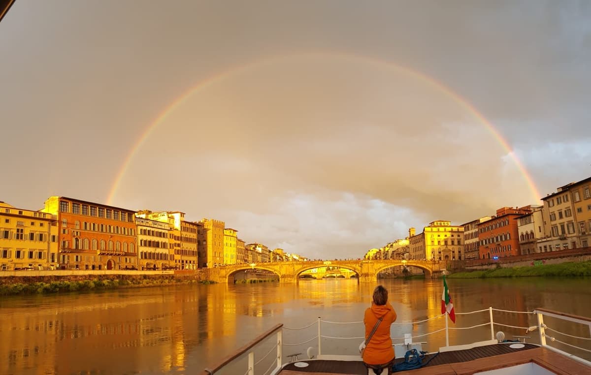 Florence: Arno River Cruise with Aperitivo