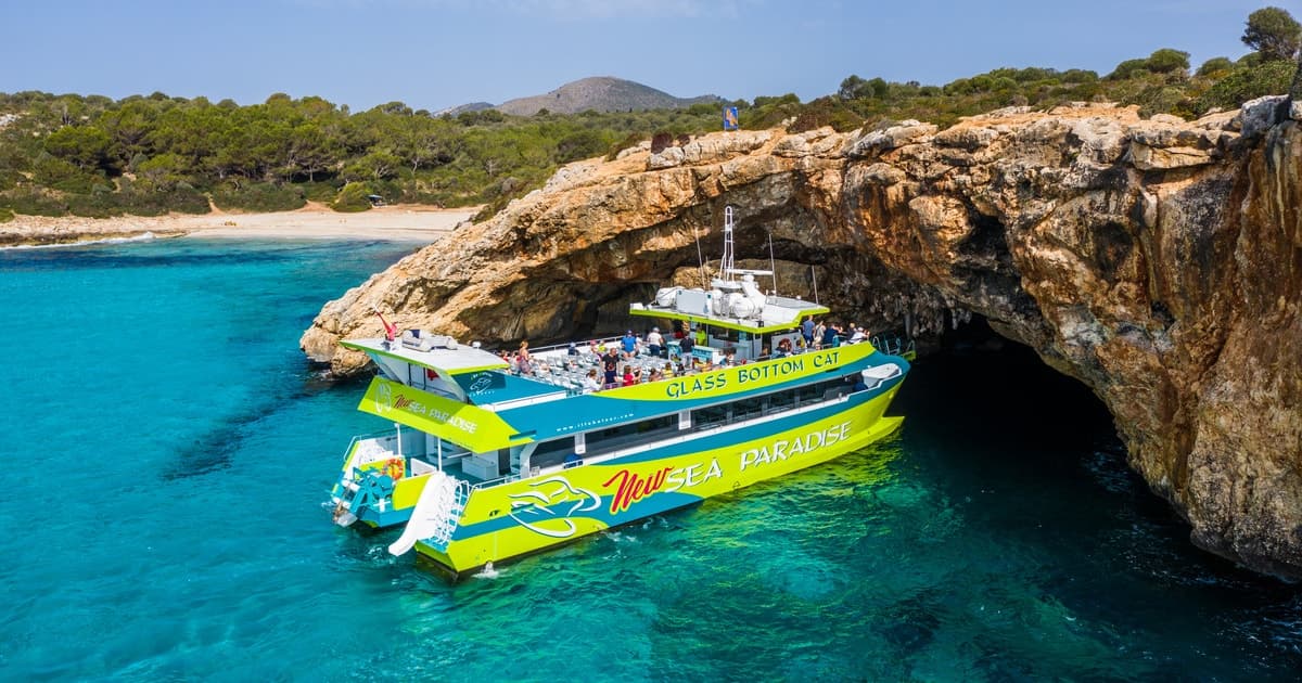 Desde Calas de Mallorca: tour panorámico en barco con fondo de cristal