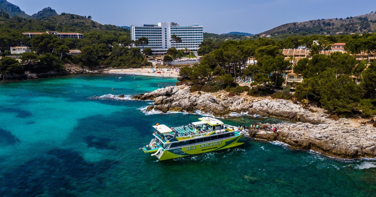 Font de Sa Cala: tour en catamarán con fondo de cristal por la costa este