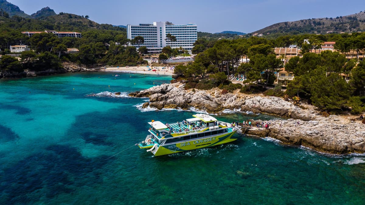 Font de Sa Cala: tour en catamarán con fondo de cristal por la costa este