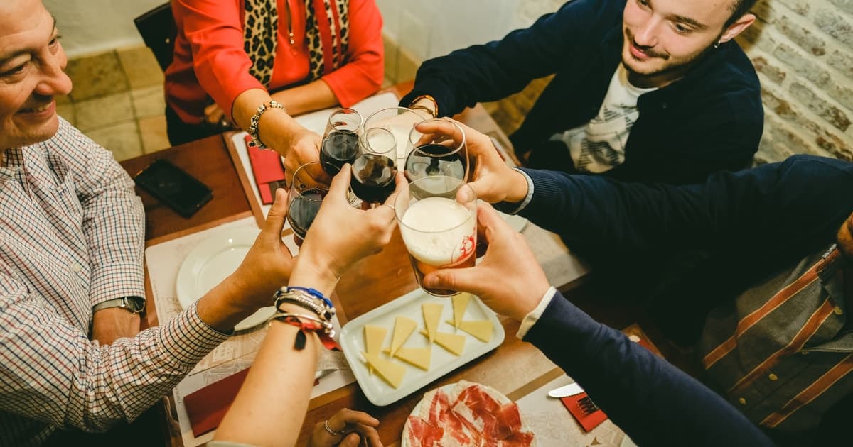 Seville: Small Group Jewish Quarter Tour with Tapas & Drinks