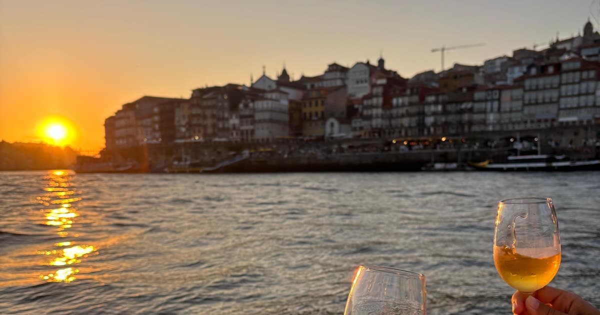 Porto: Sunset Private Cruise Under the 7 Bridges with Wine and Appetizers