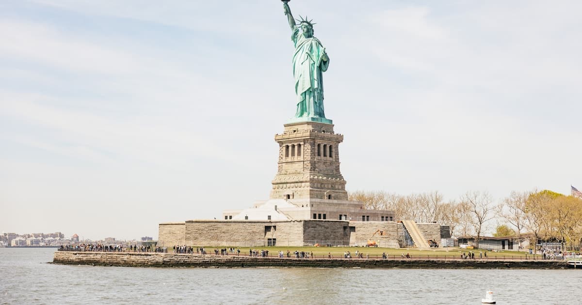 NYC: Wall Street Tour with 9/11 Memorial and Statue Ferry