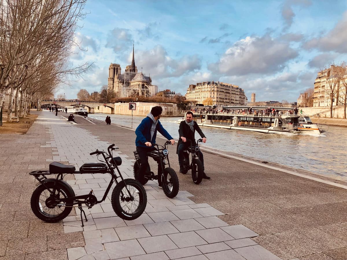 Paris: City Highlights Private Electric Bike Tour