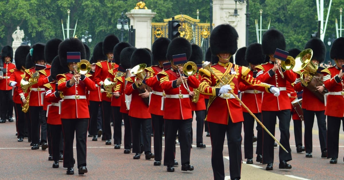 London: Changing of the Guard Walking Tour with Small Group