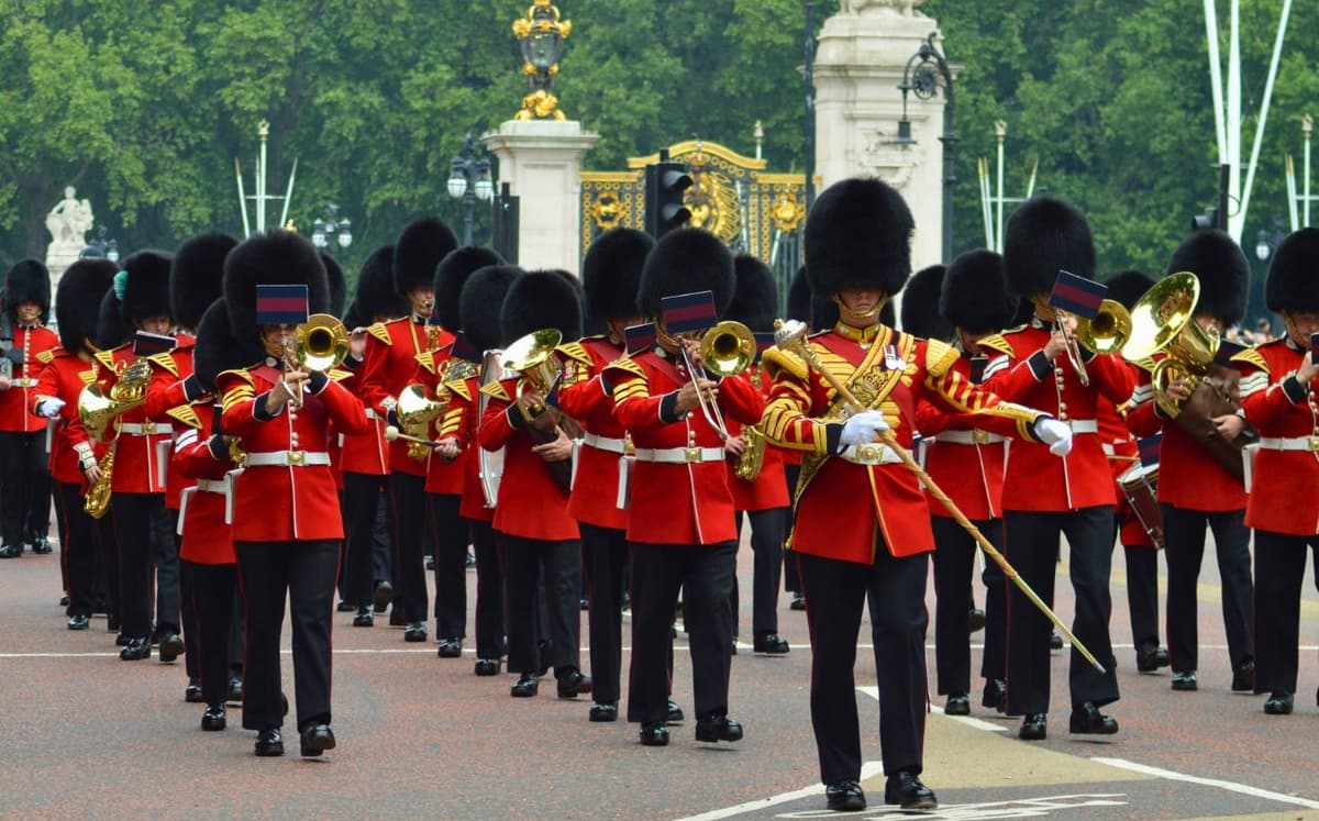 London: Changing of the Guard Walking Tour with Small Group