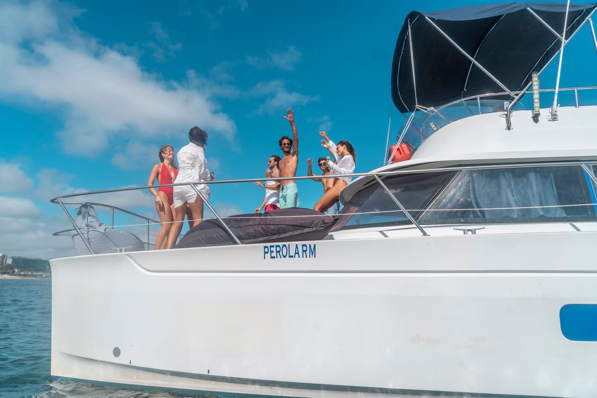 Lisbon: 4h Private Luxury Catamaran Tour with Welcome Drink