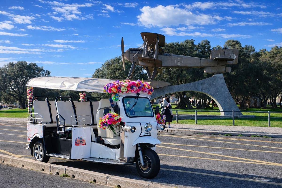 Lisbon: Private Tuk Tuk Tour with Polaroid Photos