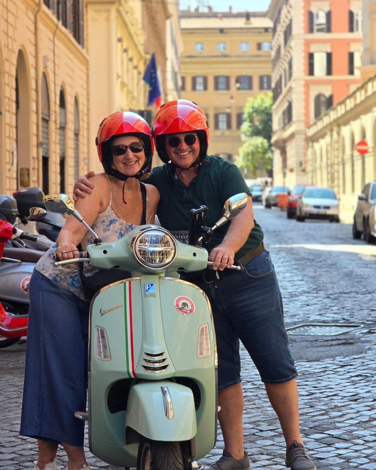 Rome: Vespa 125cc Daily rental ( Rome Termini & Vatican )