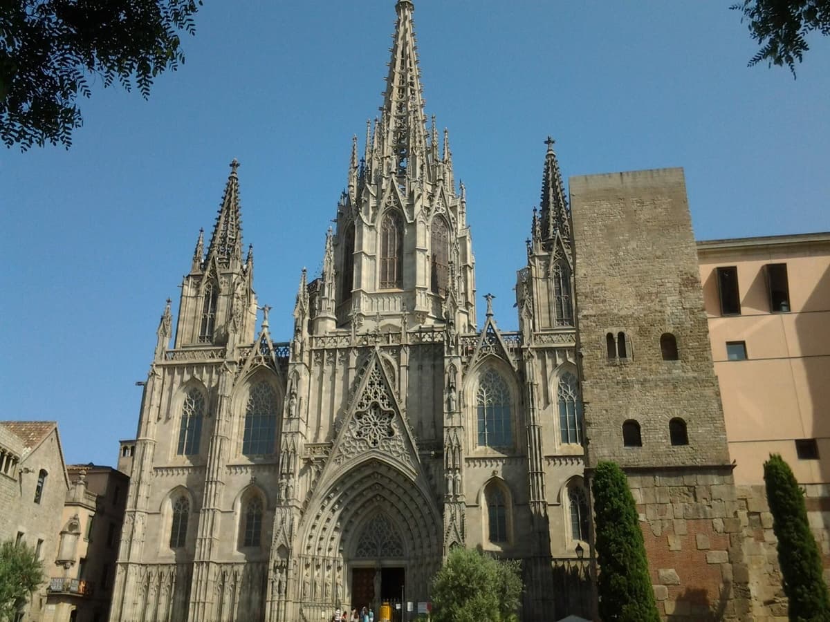 Barcelona: Gothic Quarter Legends Walking Tour with Tapas