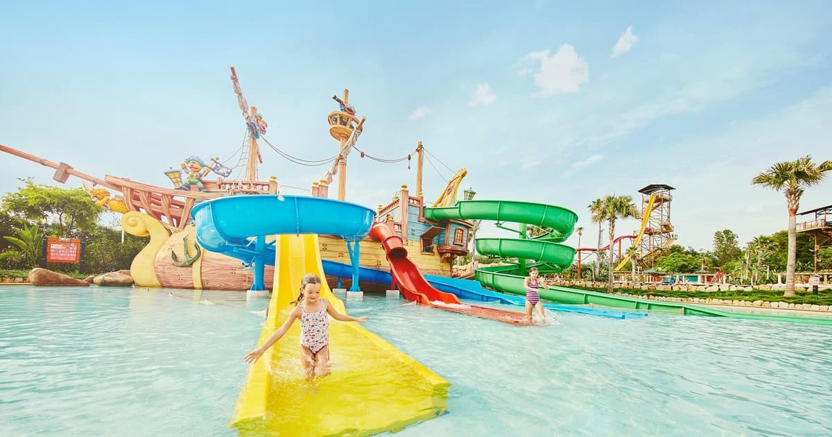 Barcelona: Ticket de entrada de día completo al Caribe Aquatic Park con traslado