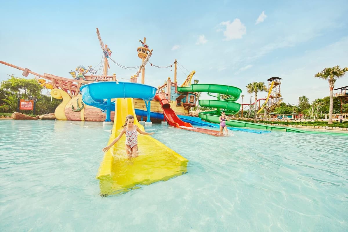 Barcelona: Ticket de entrada de día completo al Caribe Aquatic Park con traslado