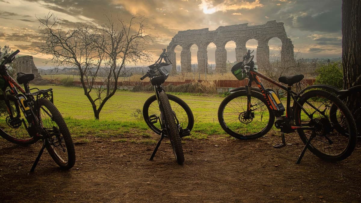 Roma: DELUXE Appian Way Bike Tour, Catacombs Visit & Lunch