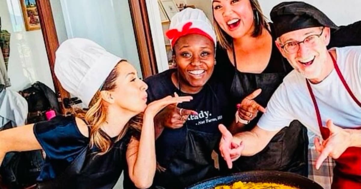 Barcelona: Master Fideua Cooking Workshop with Market Tour