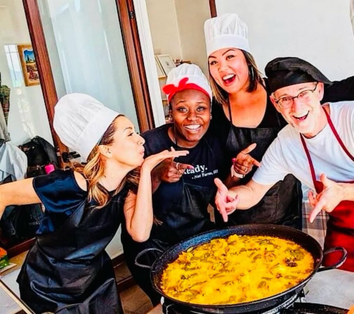 Barcelona: Master Fideua Cooking Workshop with Market Tour