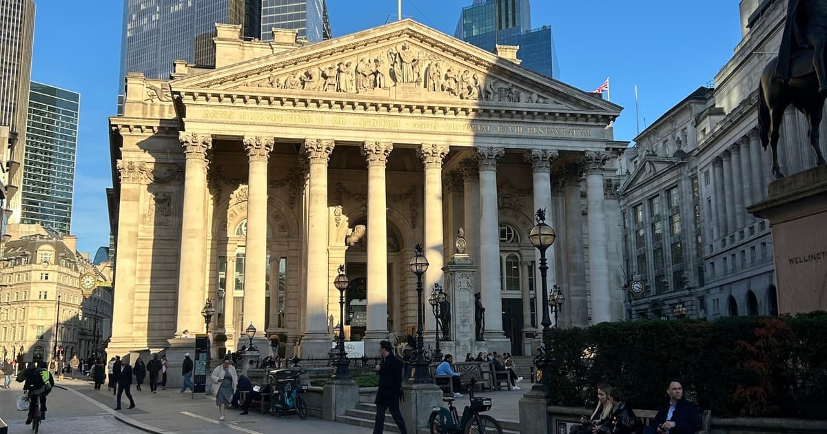 London: Curious City of London Walking Tour with Local Guide