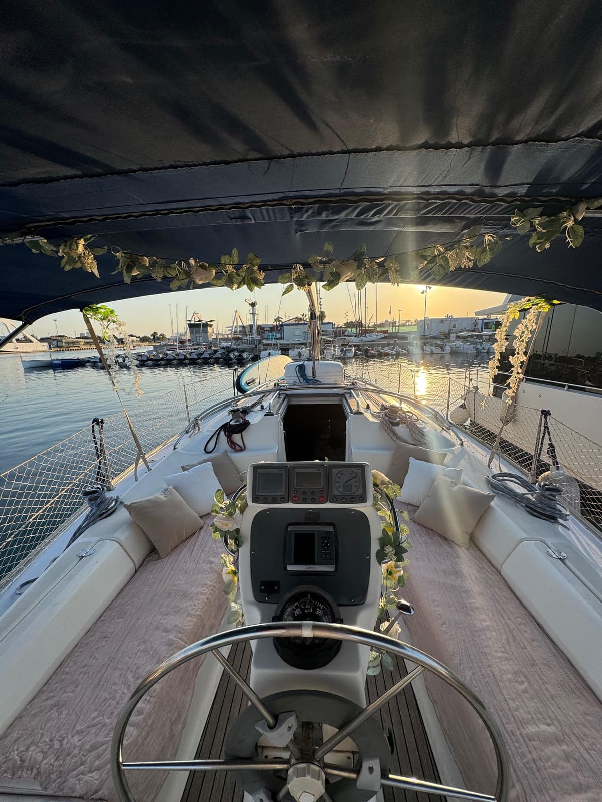 Valencia en Barco: Baño en el Mar, Vino y Música | 2 Horas Privadas