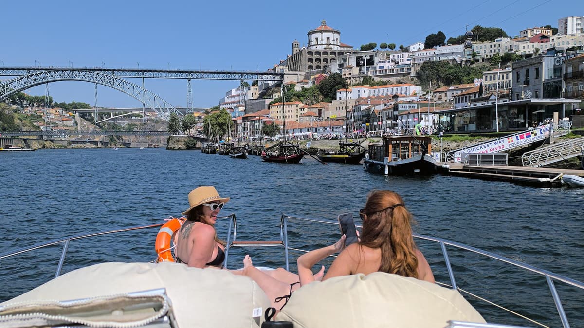 Porto: 6 Bridges Private Yacht Tour with Drinks & Snacks