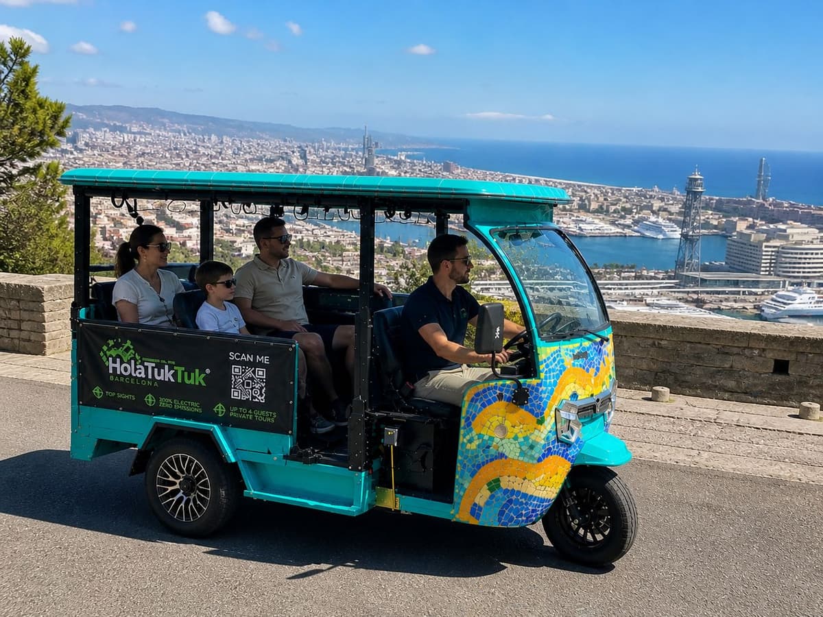 Barcelona: Private Electric Tuk Tuk Sightseeing Tour with Local Driver-Guide