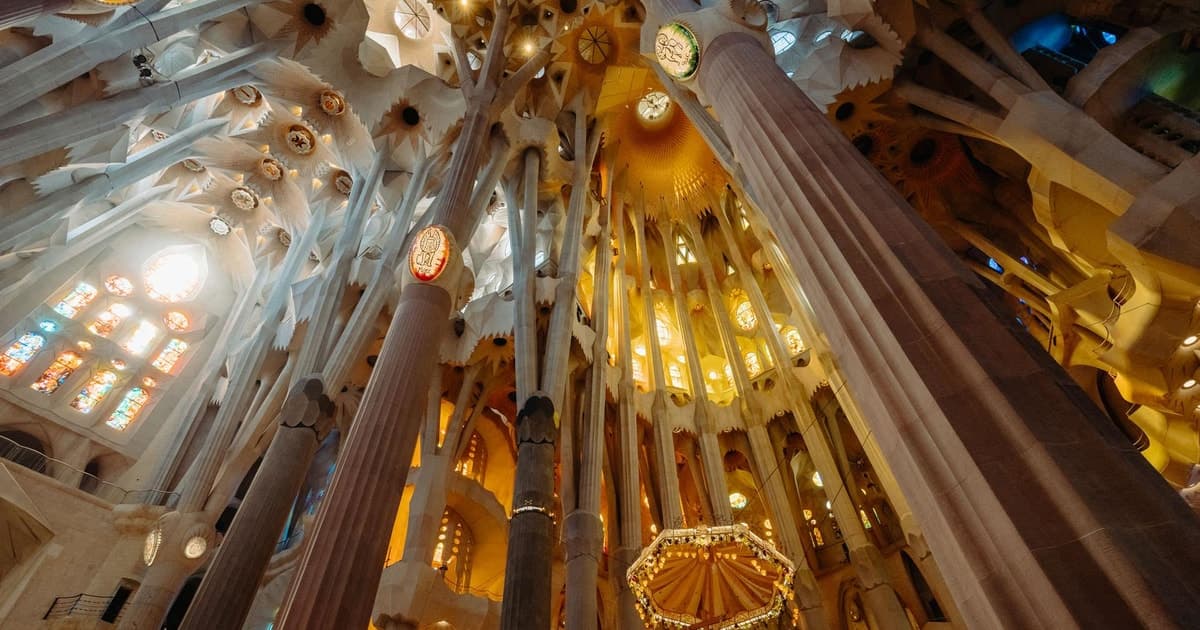Barcelona: Sagrada Familia Guided Tour with Tower Access