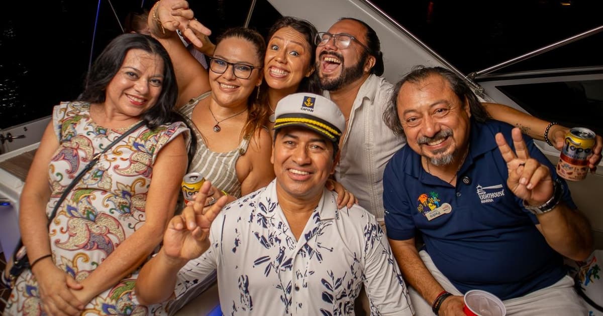 Cancún: Paseo lagunar durante el atardecer en un yate.