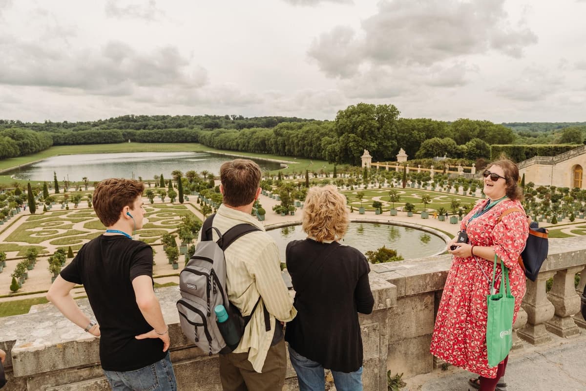 Excursión de 1 día en grupo pequeño de París a Versalles con paseo por el jardín