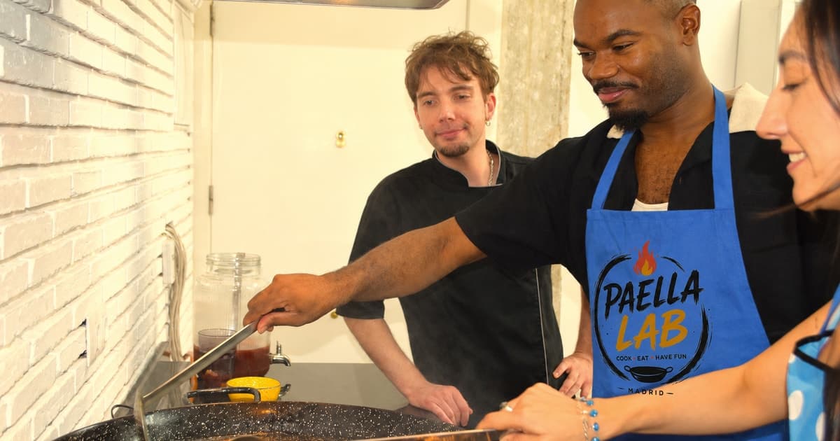Madrid: Seafood Paella Masterclass Near Sol with Drinks Included