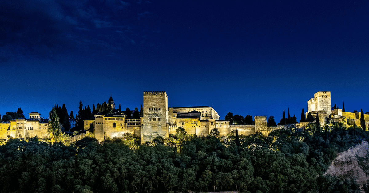 Alhambra: Palacios Nazaríes Tour nocturno guiado sin entradas