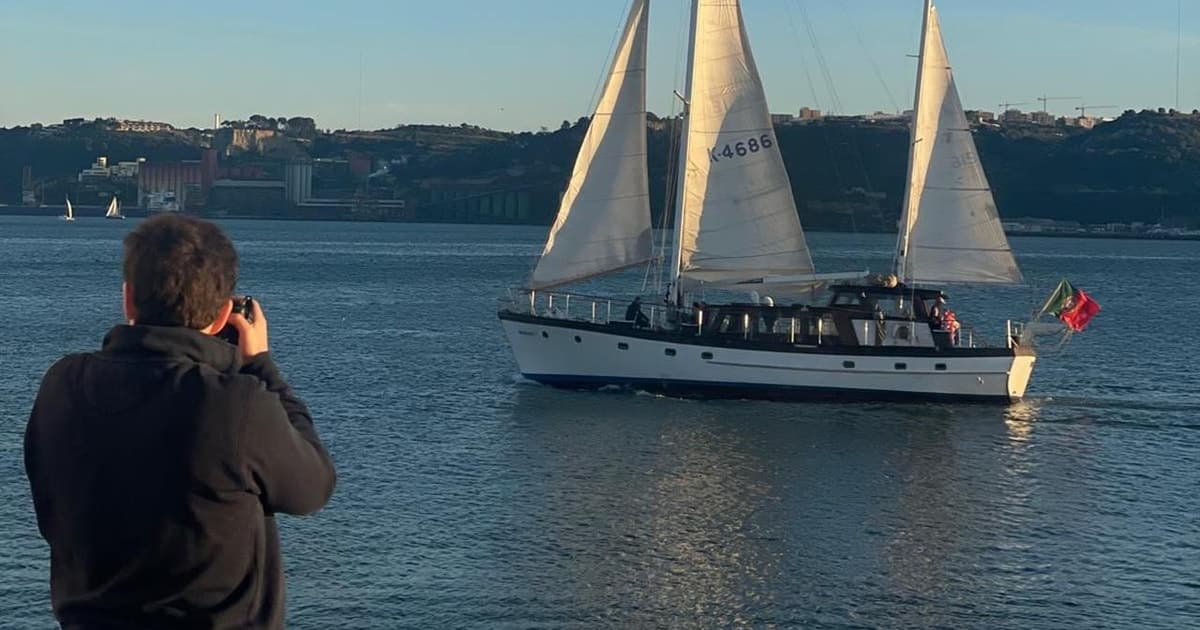Lisbon: Sunset Cruise on a Classic Wooden Yacht with Drinks