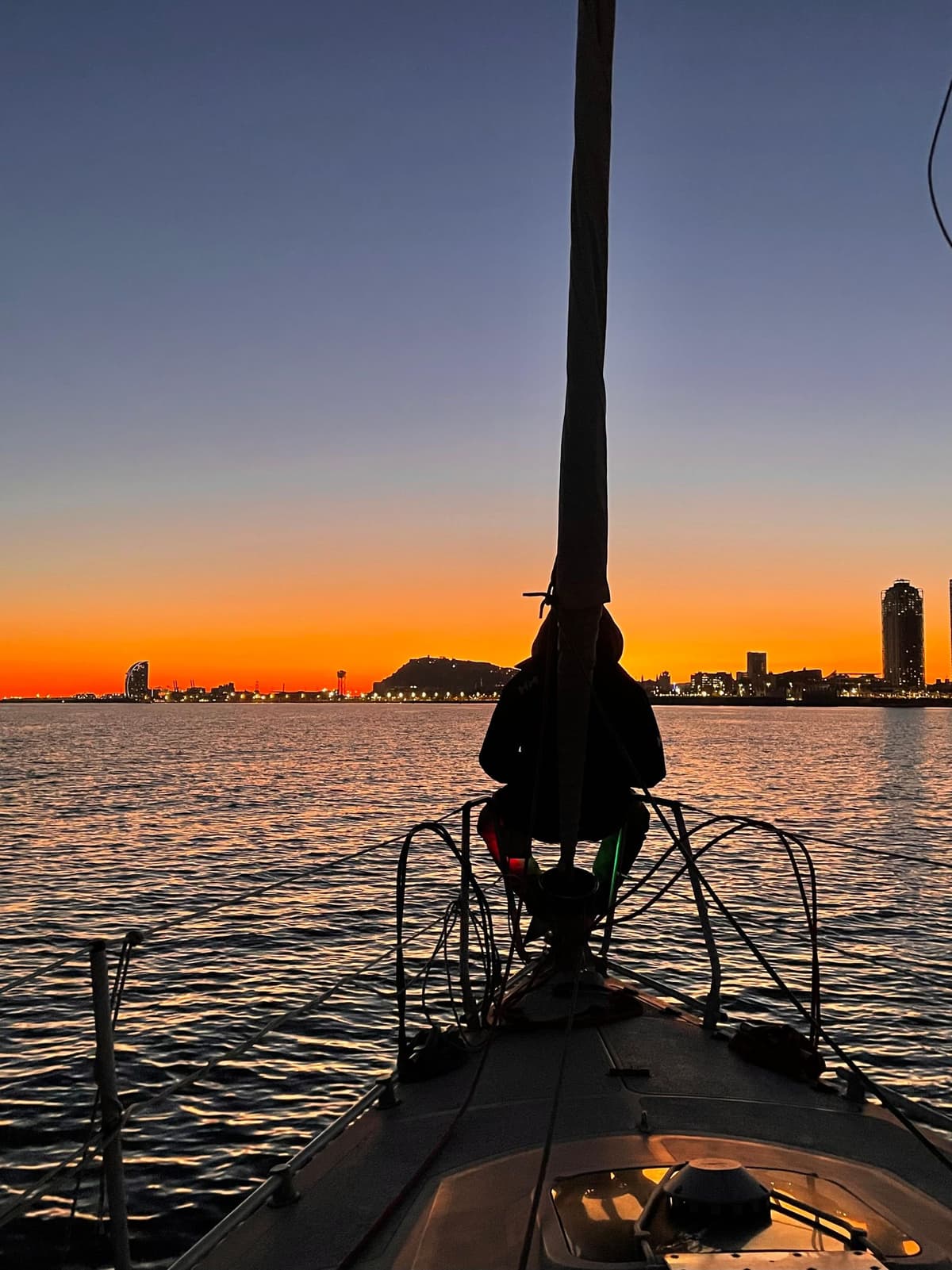 Experiencia de navegación al atardecer en Barcelona con bebidas y tapas