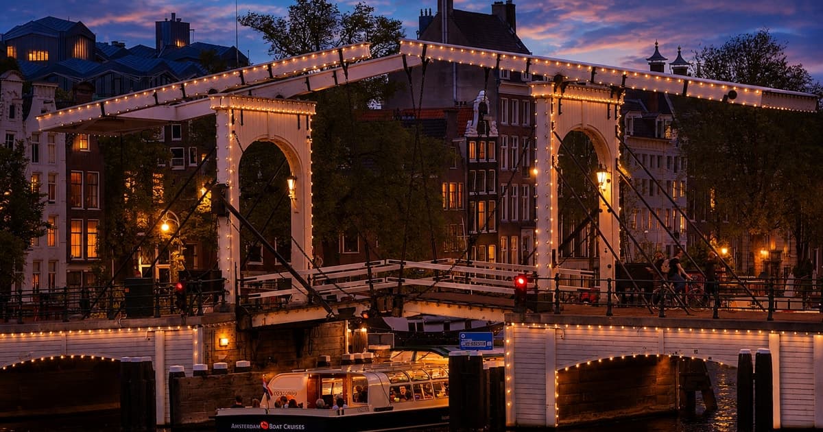 Ámsterdam: lujoso paseo en barco nocturno por el canal e historias locales en directo