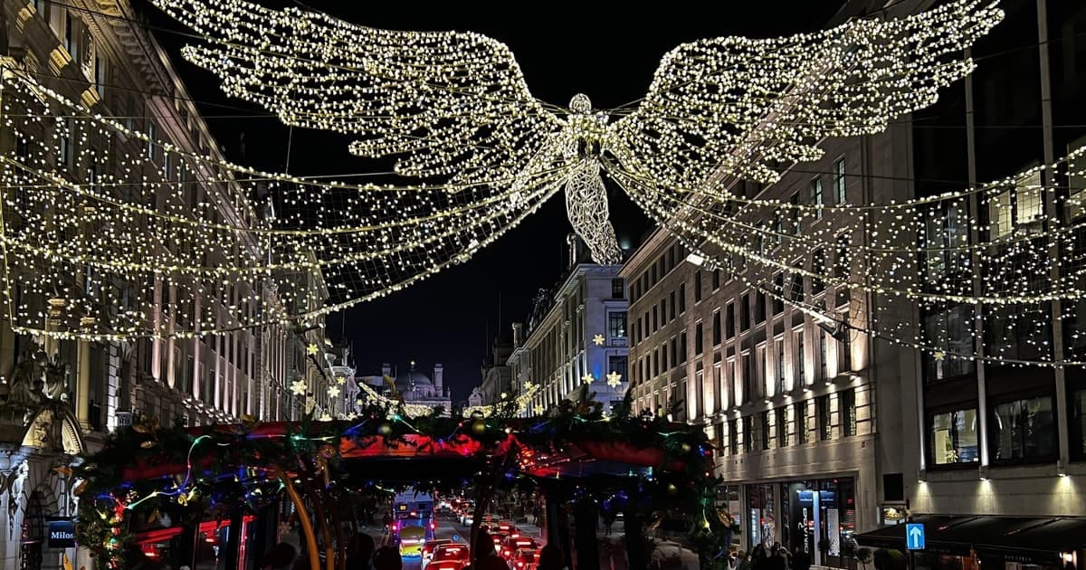 London: Christmas Lights Tour (Bus) + Single River Trip